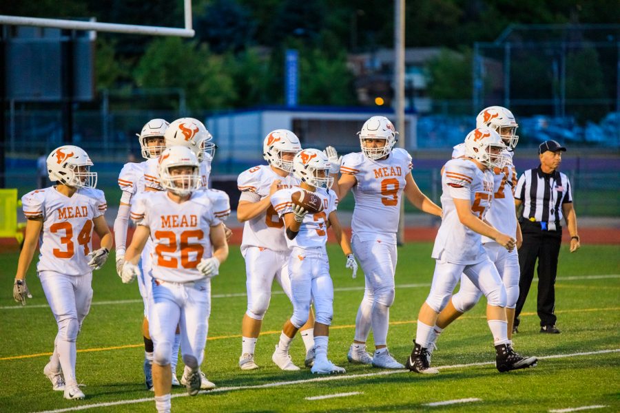 The Mead Varsity Football team congratulates #3 Brayden Keys after he completes a massive, 80 yard, run for a touchdown.