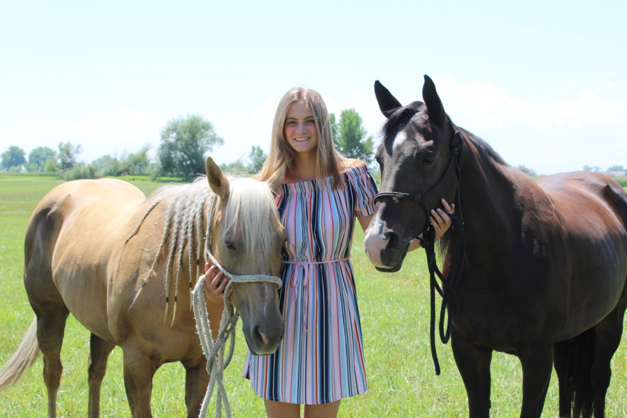 Senior+Kohley+Longmeyer+poses+with+her+horses.