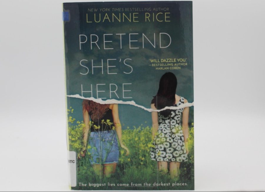 Pretend+She%E2%80%99s+Here+was+published+by+Luanne+Rice+in+2019.