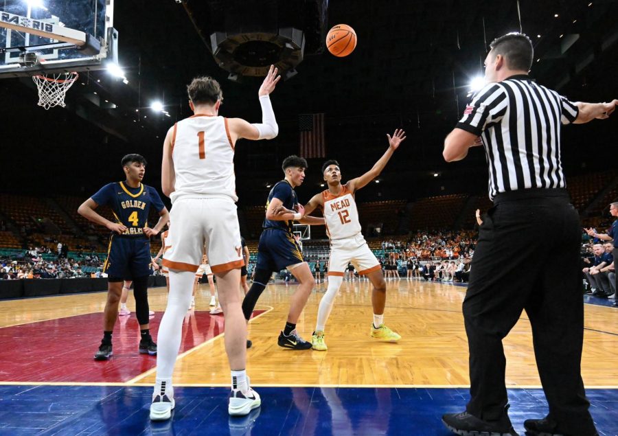 The basketball wheels through the air from Nick Basson (23) to Dominic McLawrence (‘24) during the Elite Eight game of the 2023 season. 