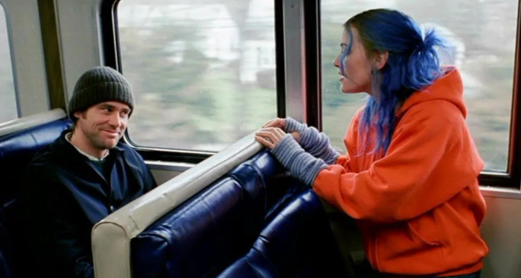 Joel and Clementine meet and start talking on a bus.